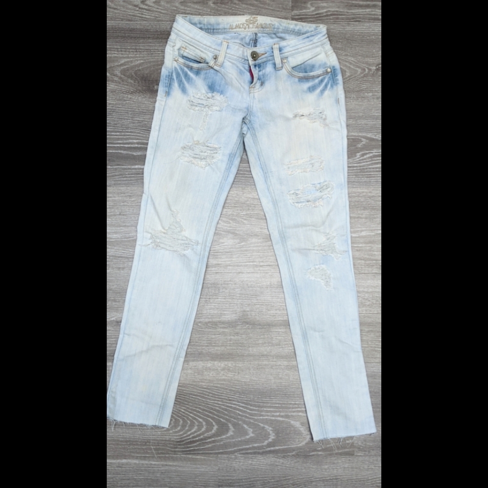 💲[free w/purchase]💲 ALMOST FAMOUS | light wash distressed